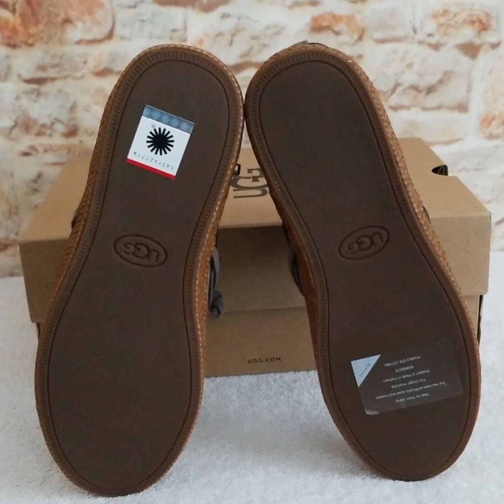 New Ugg Reid Suede Bootie - Picture 5 of 7